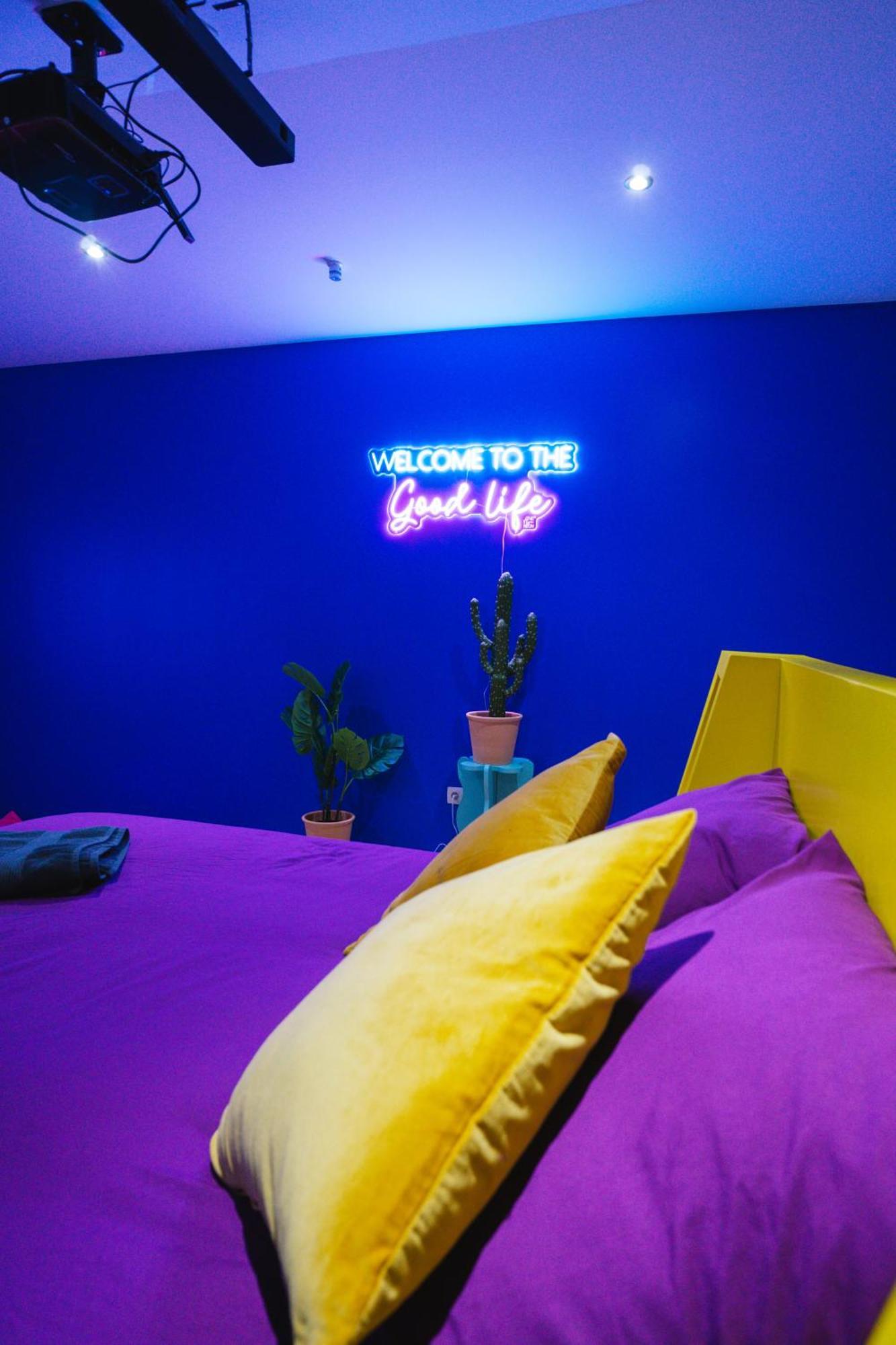 Capsule Boogie-Woogie - Jacuzzi - Sauna - Billard - Jeux - Ecran Geant - Filet Suspendu - Netflix La Louvière Exterior foto
