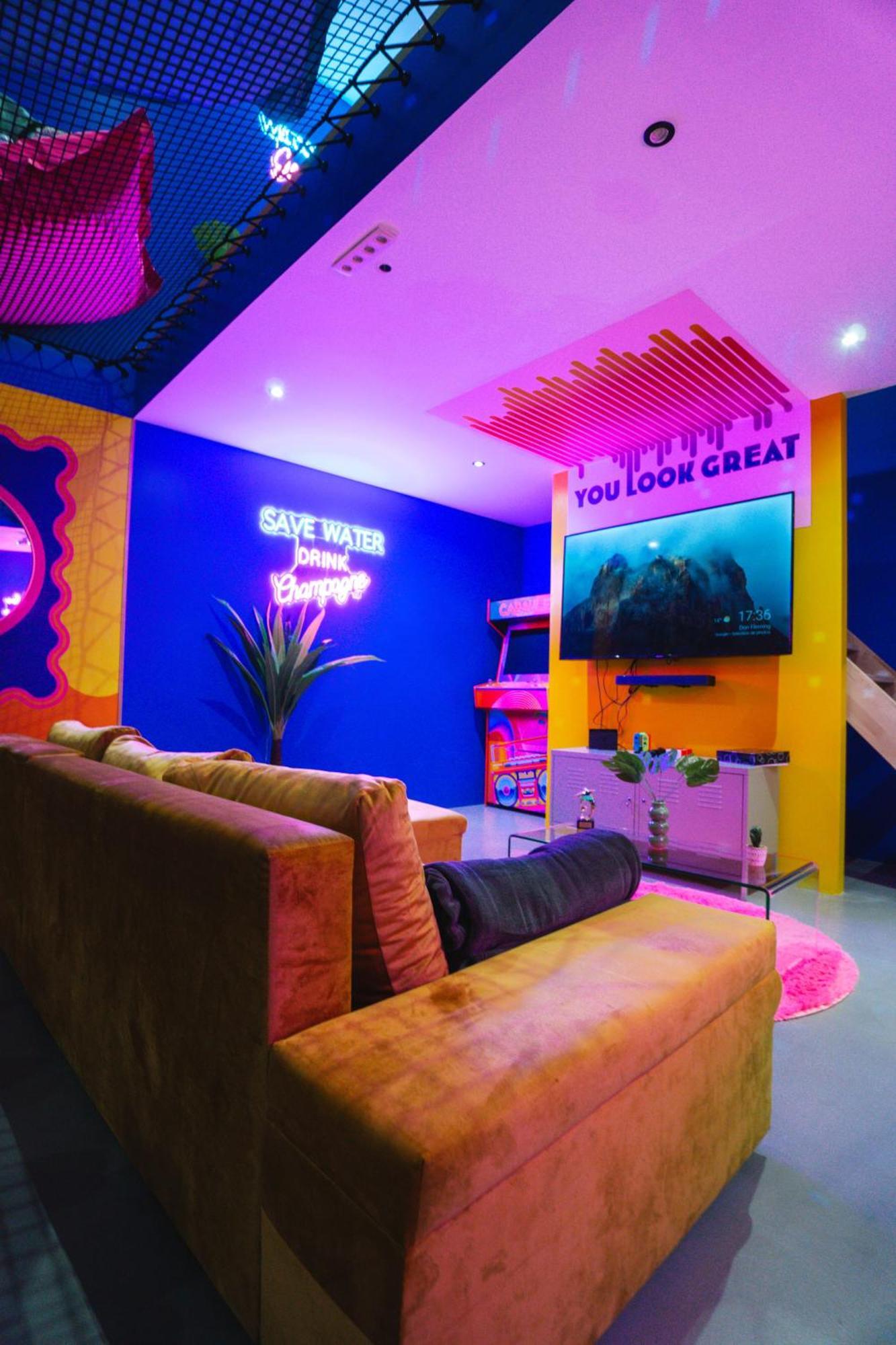 Capsule Boogie-Woogie - Jacuzzi - Sauna - Billard - Jeux - Ecran Geant - Filet Suspendu - Netflix La Louvière Exterior foto