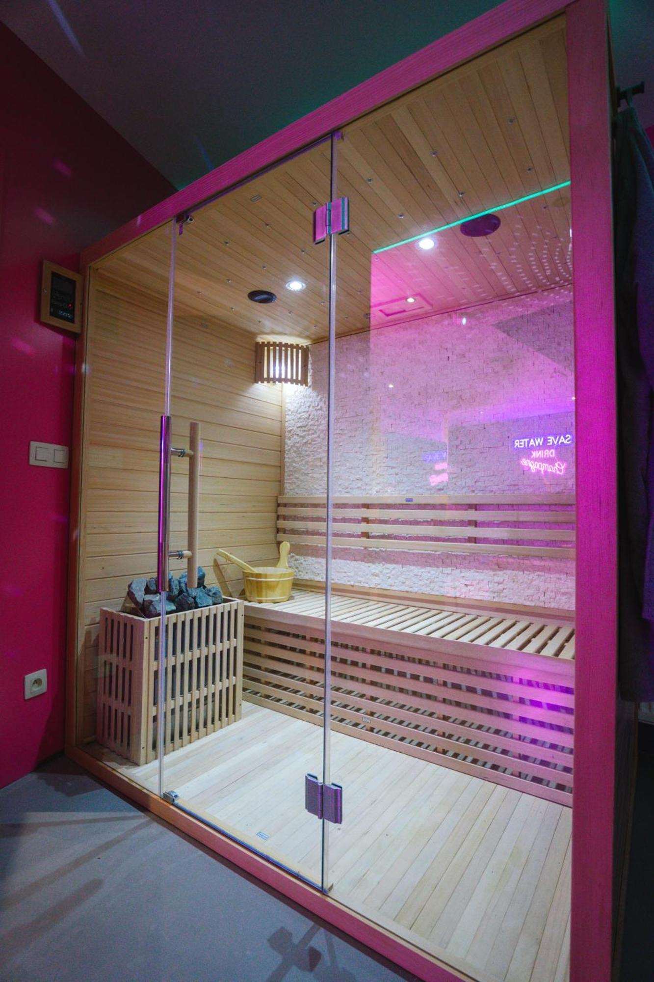 Capsule Boogie-Woogie - Jacuzzi - Sauna - Billard - Jeux - Ecran Geant - Filet Suspendu - Netflix La Louvière Exterior foto